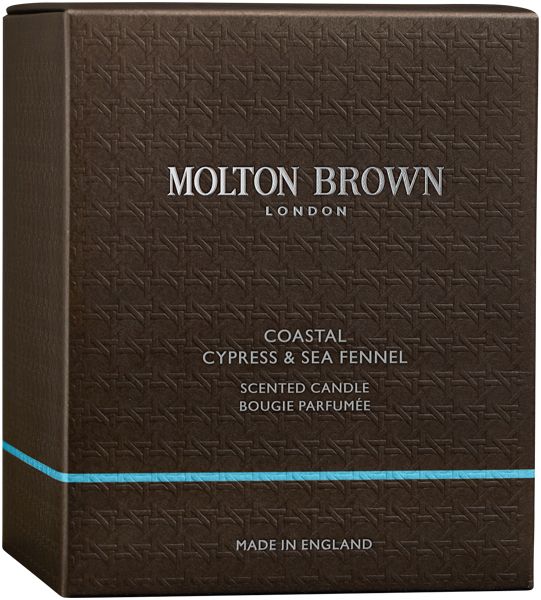 Braune Verpackung mit Muster. Aufschrift: Molton Brown, Coastal Cypress & Sea Fennel. Bougie Parfumée.