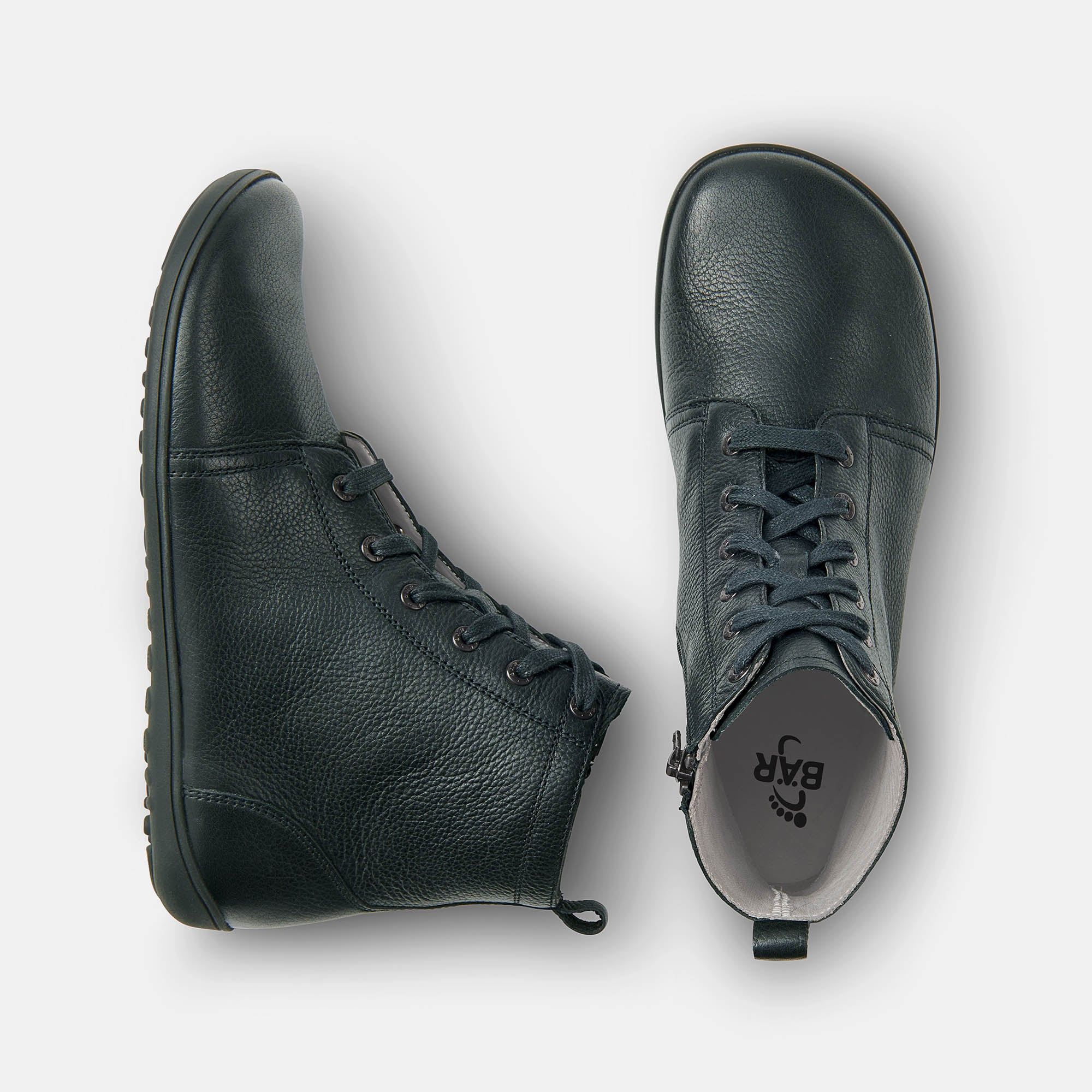 Dunkelgrüne Stiefeletten, Draufsicht. Schnürung, Reißverschluss, flache Sohle. Innensohle mit Logo.