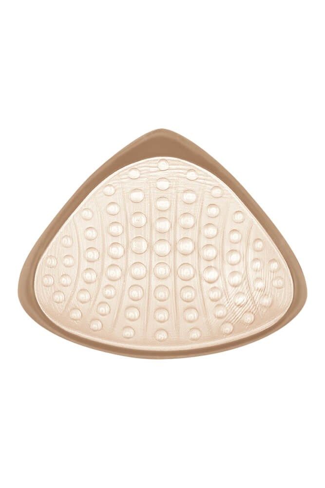 Brustprothese, beige, dreieckig. Oberfläche mit Noppenmuster. Form für die Brust. Aus Silikon.