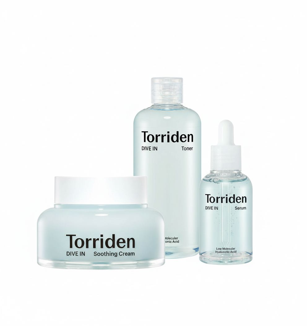 Torriden Triple Hyaluronic Set: Toner, Serum und Soothing Cream in Glasflaschen und Tiegel.