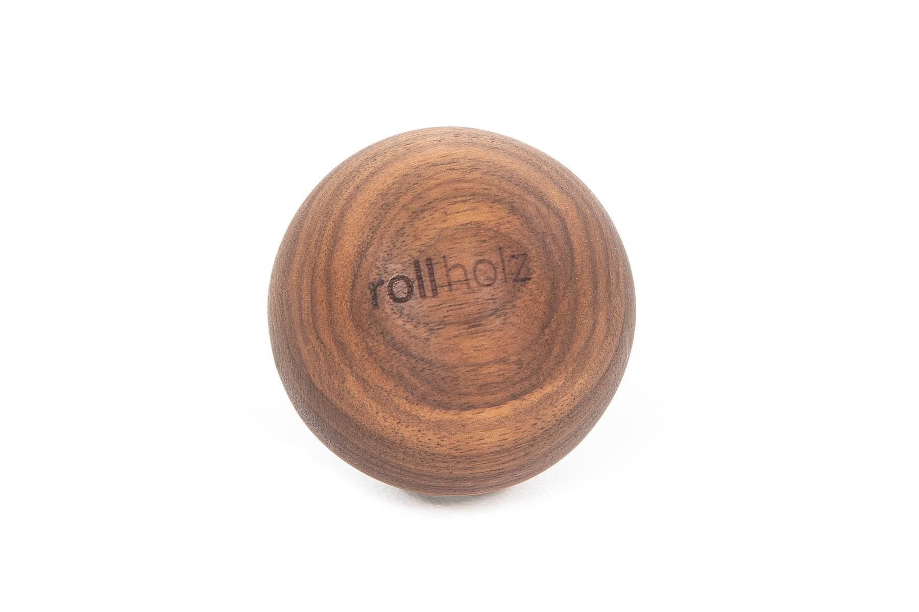 Walnussfarbene Kugel mit rollholz-Logo. Holzmaterial, runde Form.