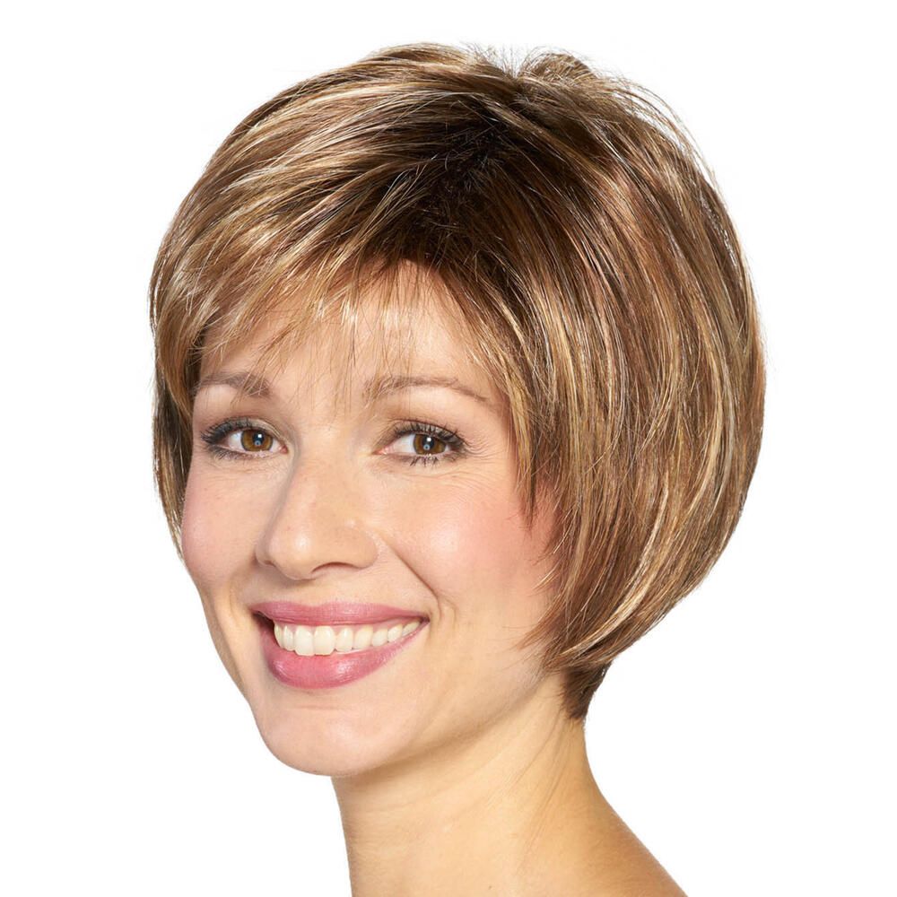 Kurzhaarperücke mit braunen und blonden Strähnen. Die Perücke bedeckt den Kopf einer lächelnden Frau.