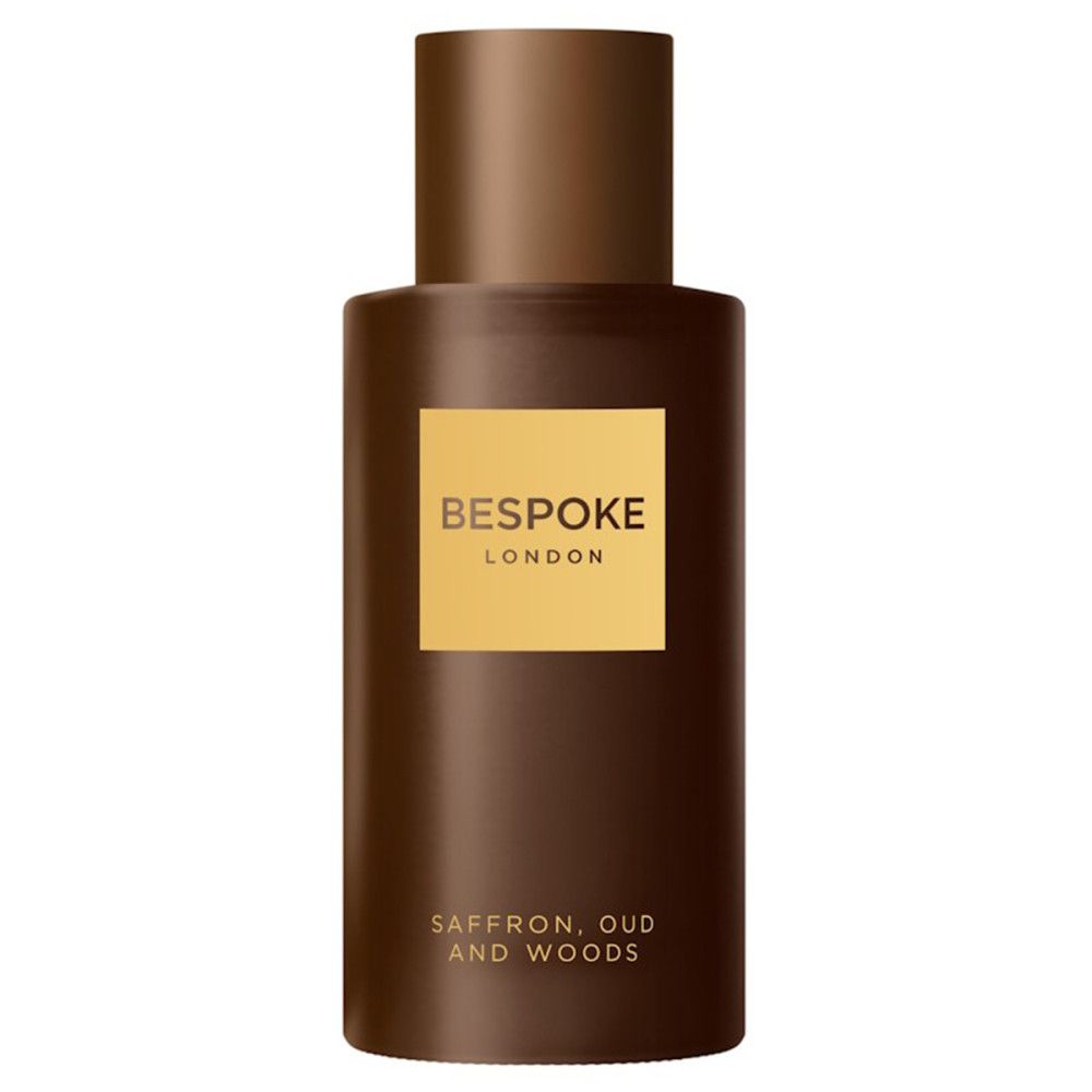 Braune Parfumflasche mit goldfarbenem Etikett. Aufschrift: Bespoke London. Untertitel: Safran, Oud und Hölzer.