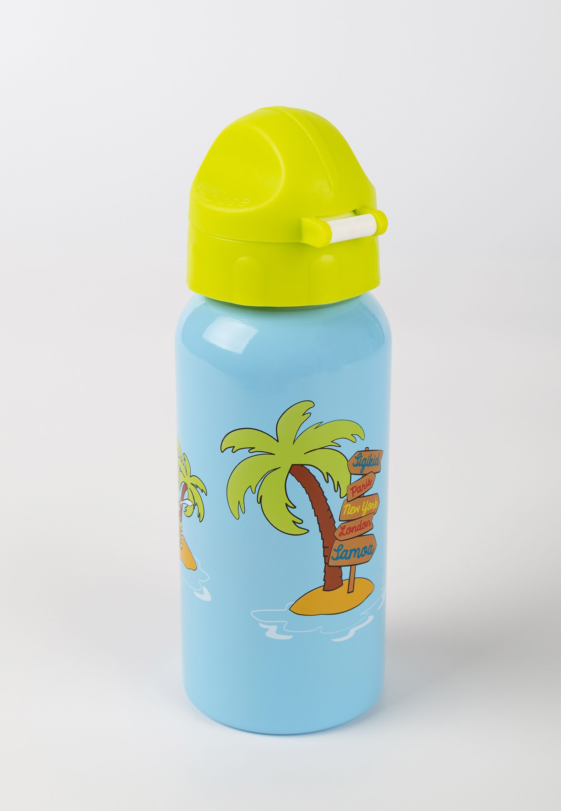 Hellblaue Trinkflasche mit grünem Deckel. Aufdruck: Palmen und Schilder. Der Deckel ist geschlossen.
