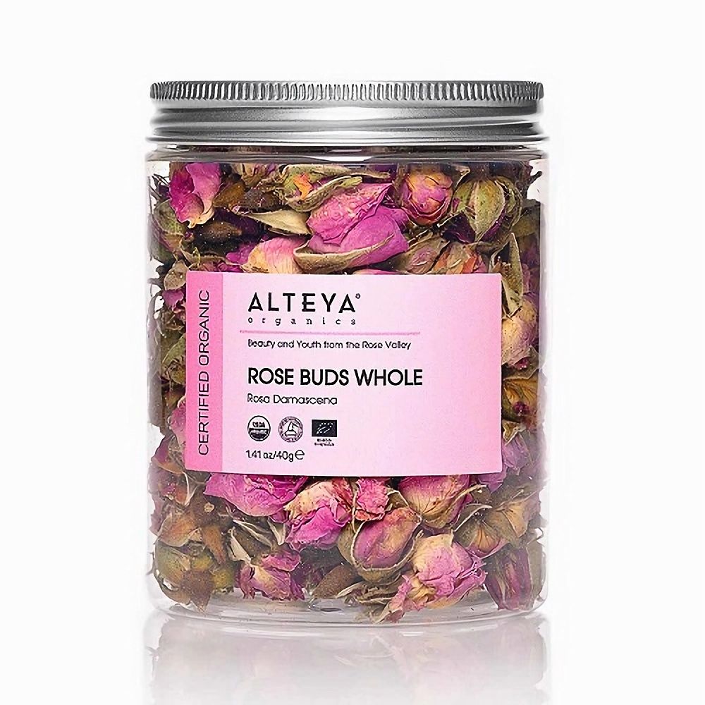 Transparenter Behälter mit getrockneten Rosenknospen. Rosa Etikett mit Text: Alteya Organics, Rose Buds Whole, 40g.
