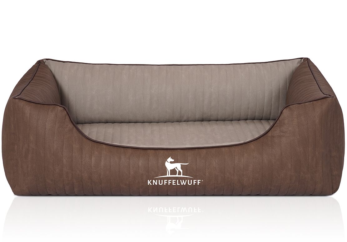 Orthopädisches Hundebett Outlander, braun, mit Logo. Rechteckige Form mit erhöhten Seiten und gesteppter Liegefläche.