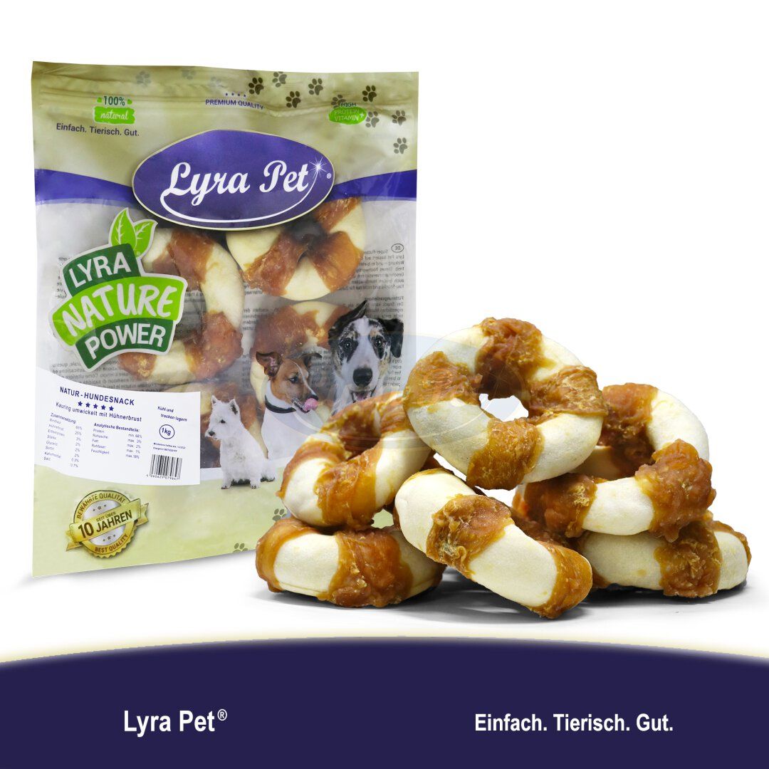 Verpackung mit Kauringen, umwickelt mit Hühnerbrust. Logo Lyra Pet, Natur Power. Hunde, Produktname, Text: Einfach. Tierisch. Gut.