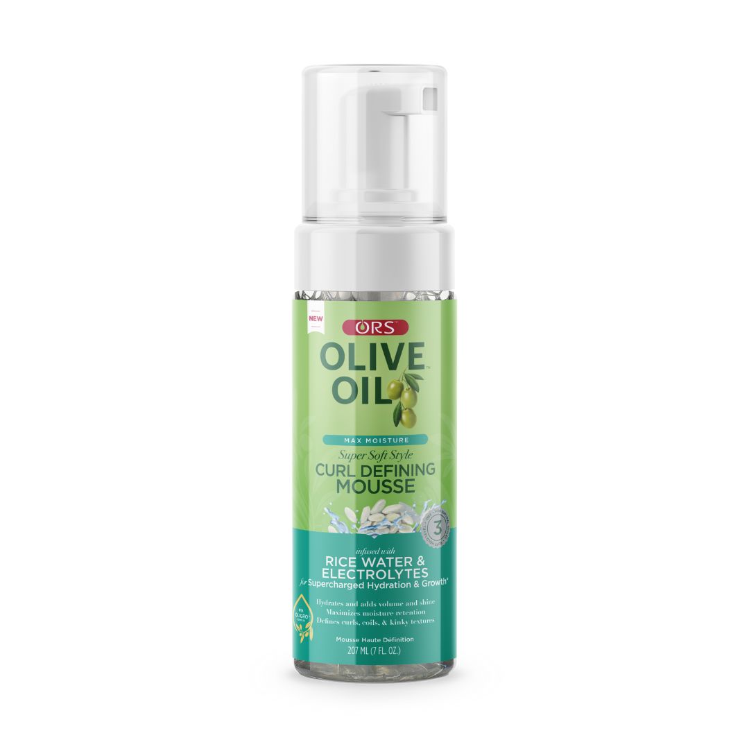 Haarschaumflasche mit grünem Etikett. Aufschrift: ORS Olive Oil, Curl Defining Mousse. Enthält Reiswasser und Elektrolyte.