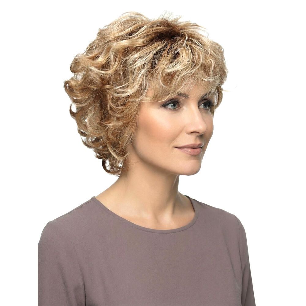 Kurze, blonde Perücke mit Locken. Nahaufnahme einer Frau, die die Perücke trägt. Die Haare sind wellig und haben blonde Strähnen.
