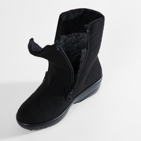 Schwarzer Damen-Stiefel mit Klettverschluss und Teddyfutter.