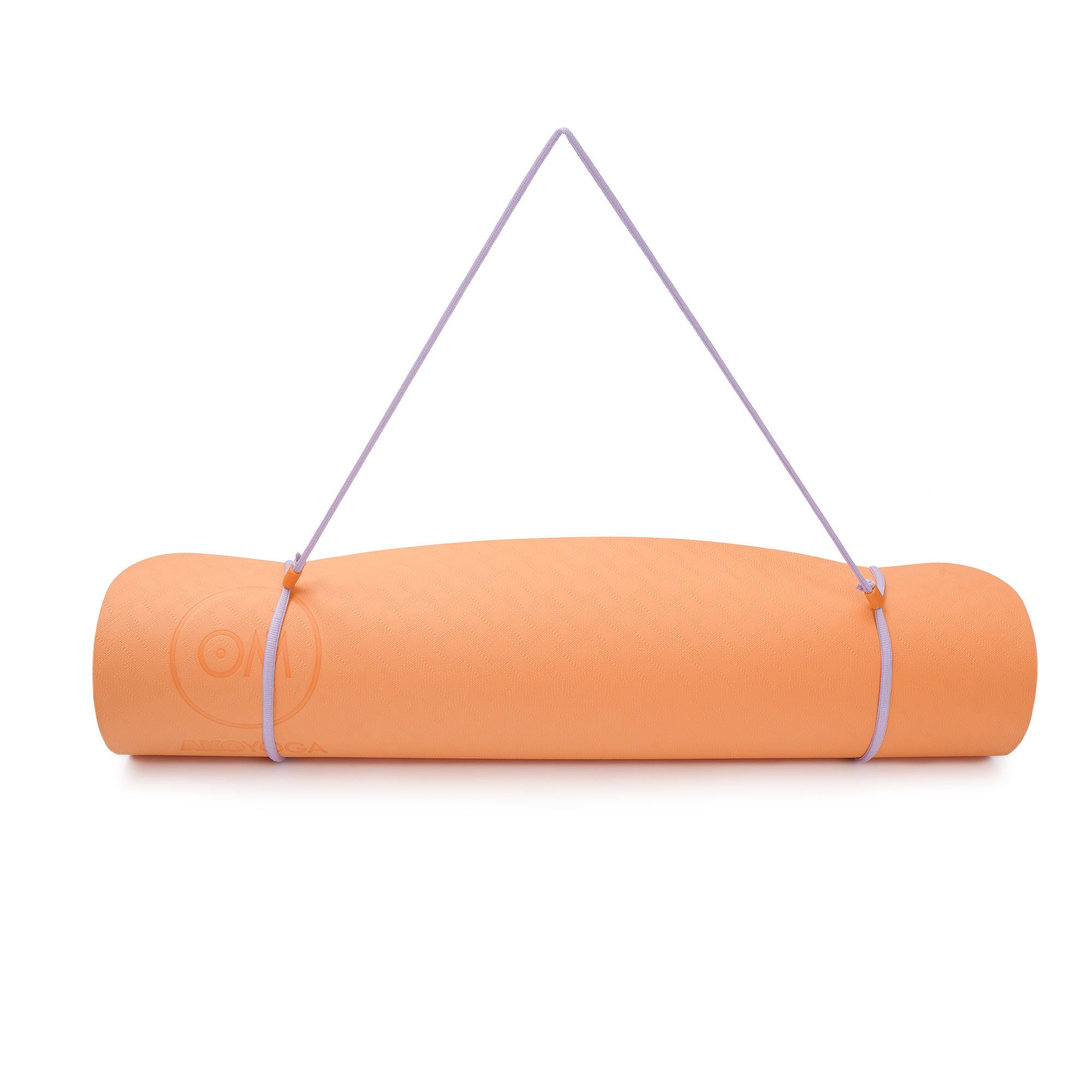 Gerollte Yogamatte in orange, gehalten von einer lila Schlaufe, mit Logo.