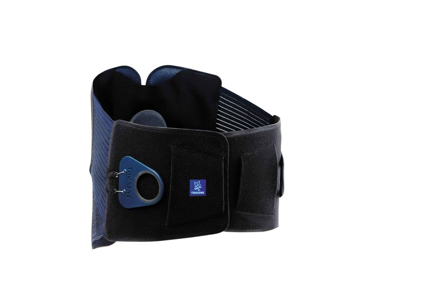 Rückenorthese Thuasne Lombastab® Vario. Schwarz und blau. Klettverschlüsse, Gurte und Kunststoffelemente. Sichtbare Logo.