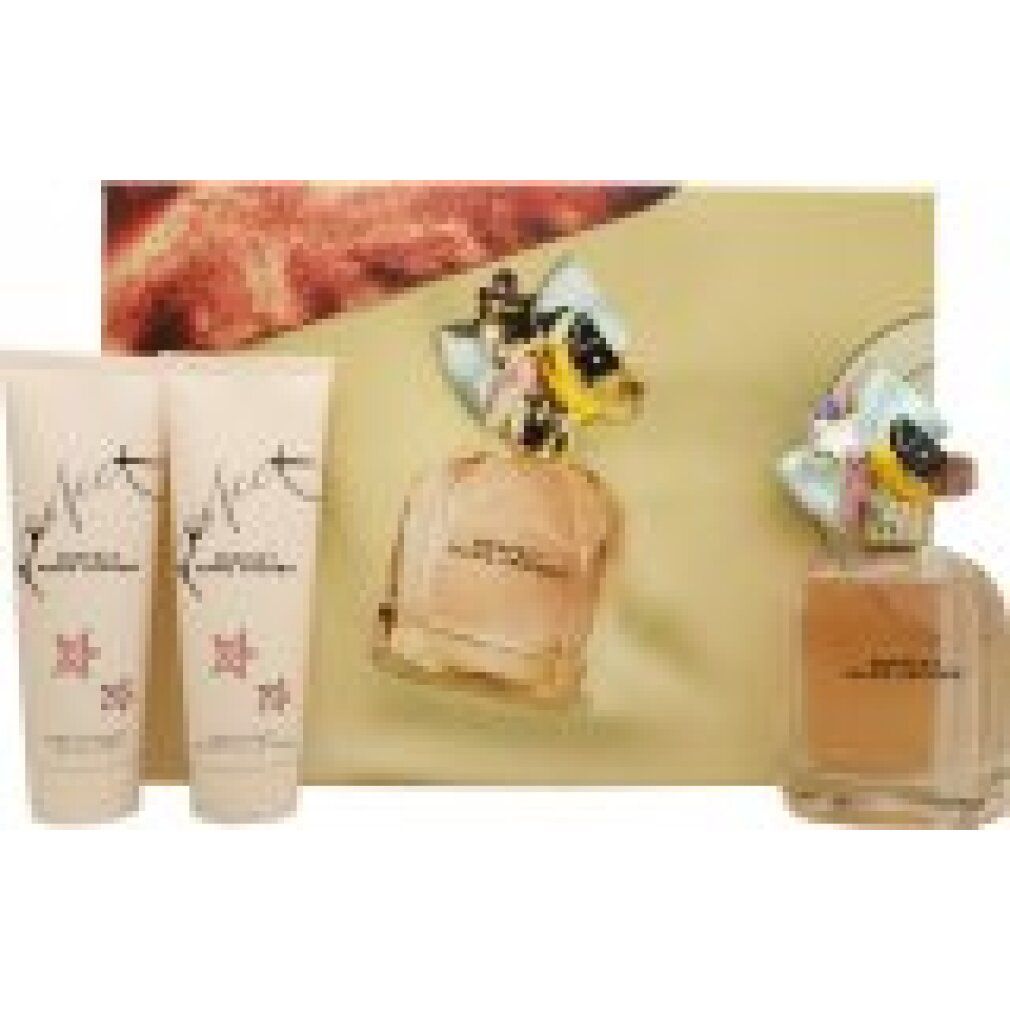 Marc Jacobs Perfect Parfüm-Set: zwei Körperpflegeprodukte und eine Parfümflasche auf beiger Unterlage.