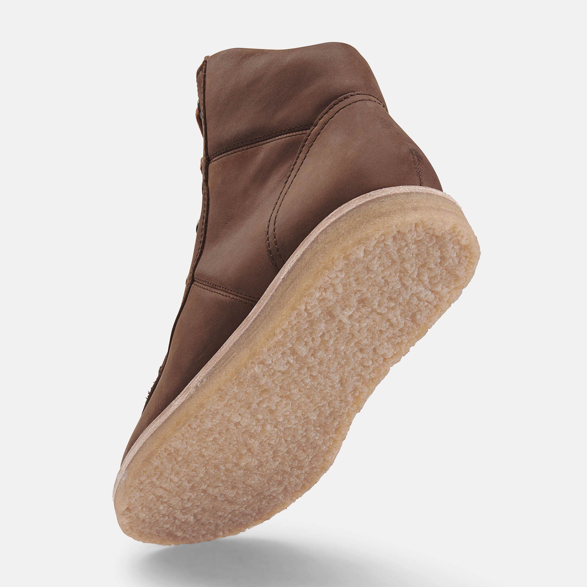 Braune Stiefelette mit hellbrauner Sohle. Schuh von unten gesehen. Sohle und Absatz sichtbar.
