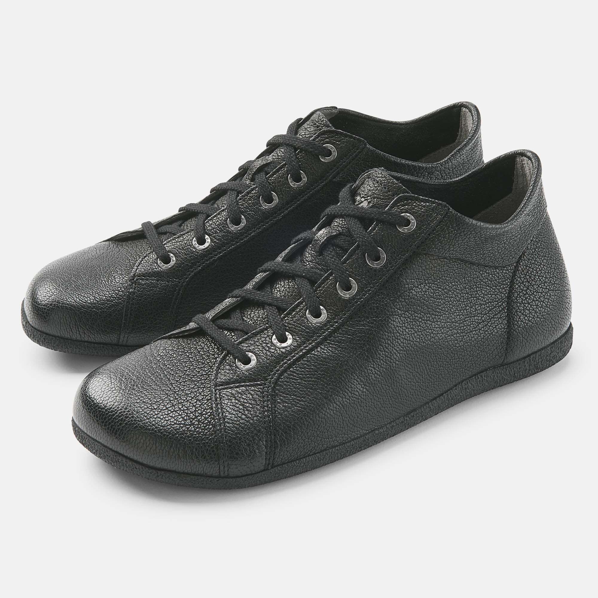 Schwarze Leder-Stiefeletten für Herren, Ansicht von der Seite mit Schnürung.