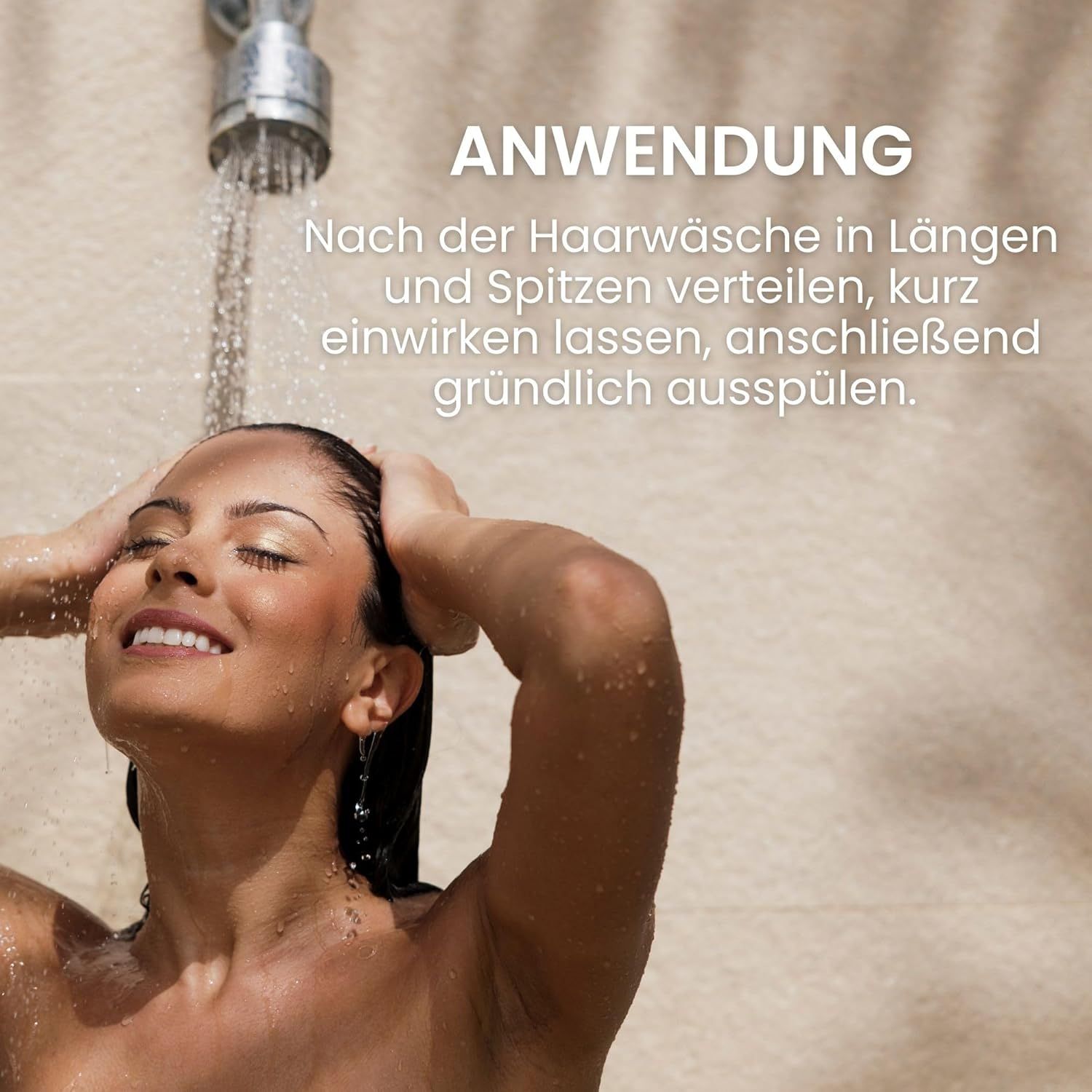 Frau unter der Dusche. Wasser fließt über ihr Haar. Text: Anwendung: Nach der Haarwäsche verteilen, kurz einwirken lassen, ausspülen.
