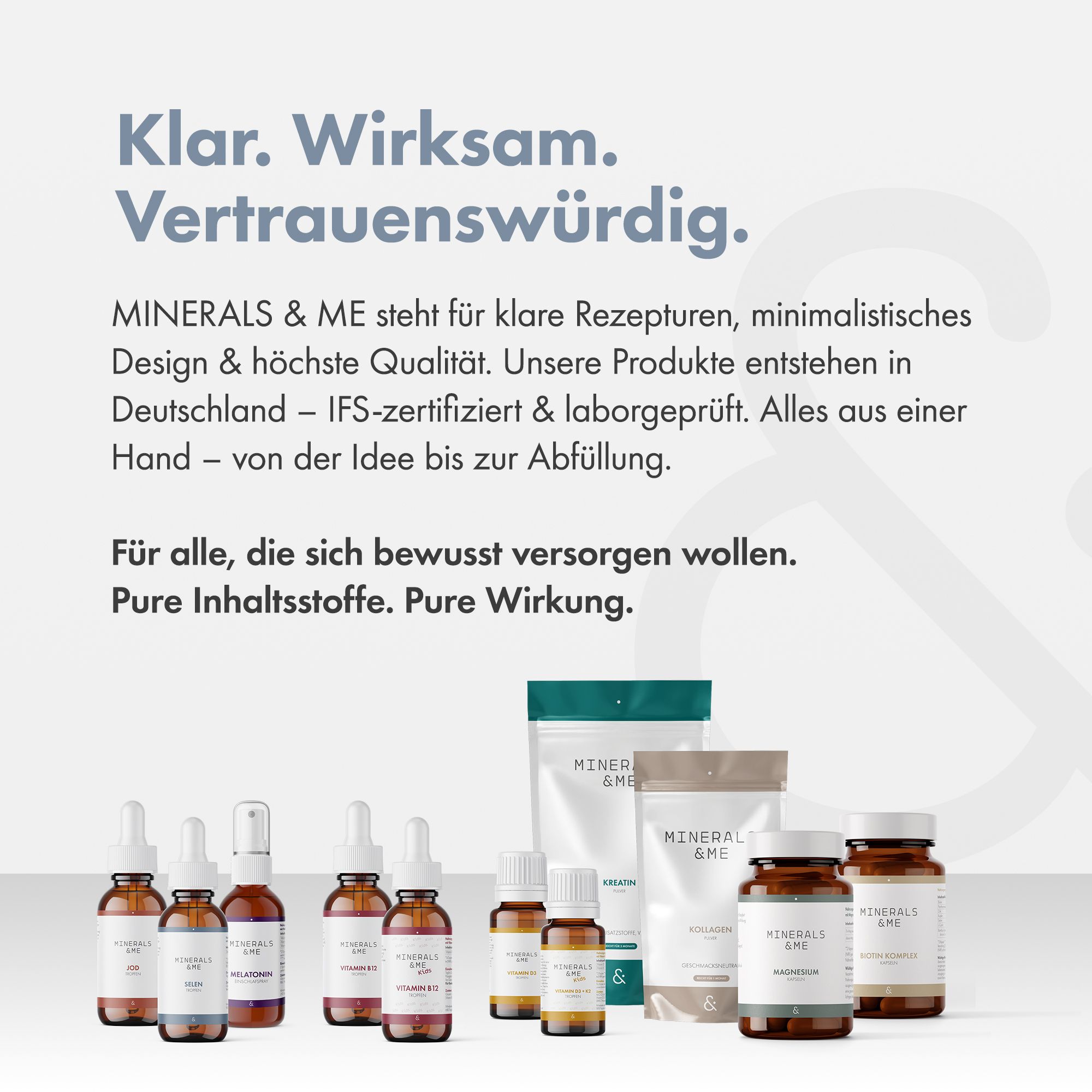 Verschiedene MINERALS & ME Produkte. Flaschen, Tropfen, Kapseln. Aufschrift: MINERALS & ME. Klar. Wirksam. Vertrauenswürdig.
