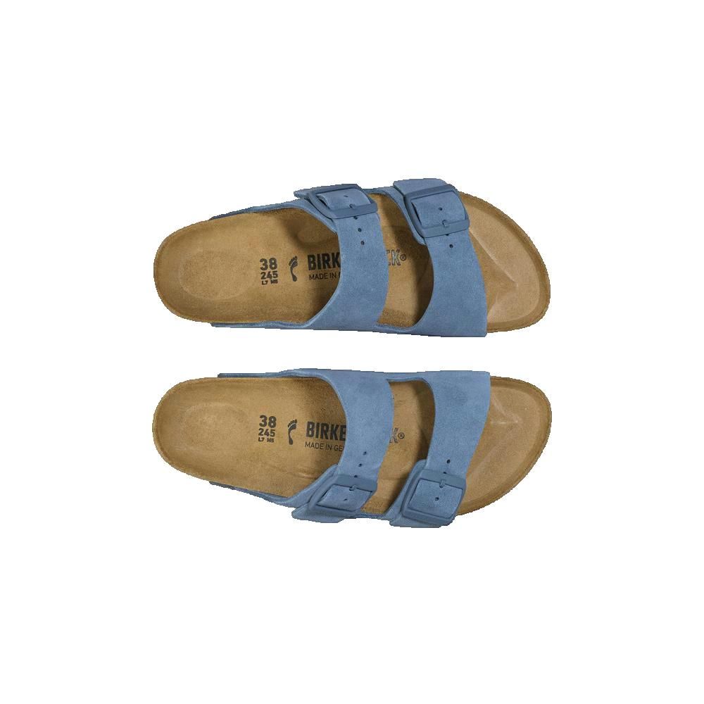 Due sandali Birkenstock Arizona in pelle scamosciata blu, plantare in sughero, vista dall'alto.