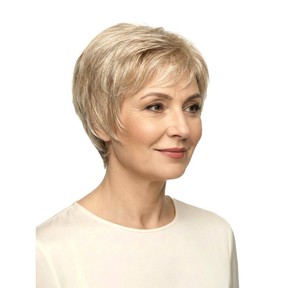 Blonde Kurzhaarperücke. Dreiviertelansicht einer Frau. Kurzer, gestufter Schnitt. Natürlicher Look.