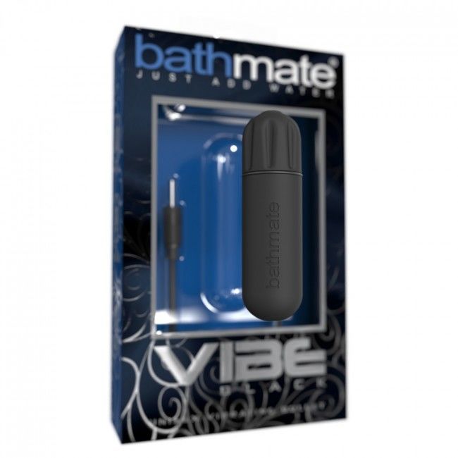 Schwarze Vibrationskugel in Verpackung. Enthält Ladekabel. Marke: bathmate. Text: Vibe Black.