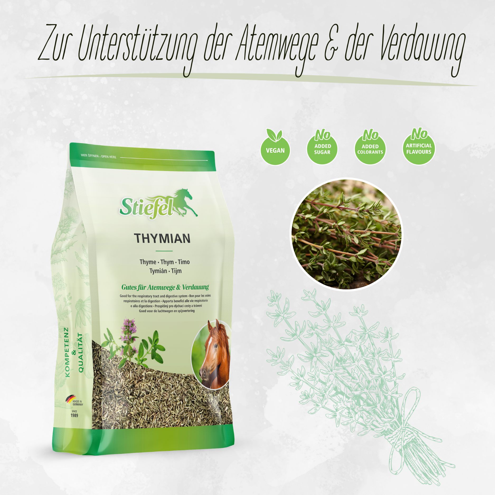Beutel mit Stiefel Thymian. Grün-weiße Verpackung mit Produktnamen und Logo. Abbildung von Thymian und Pferd. Siegel: Vegan, ohne Zucker, ohne Aromen.