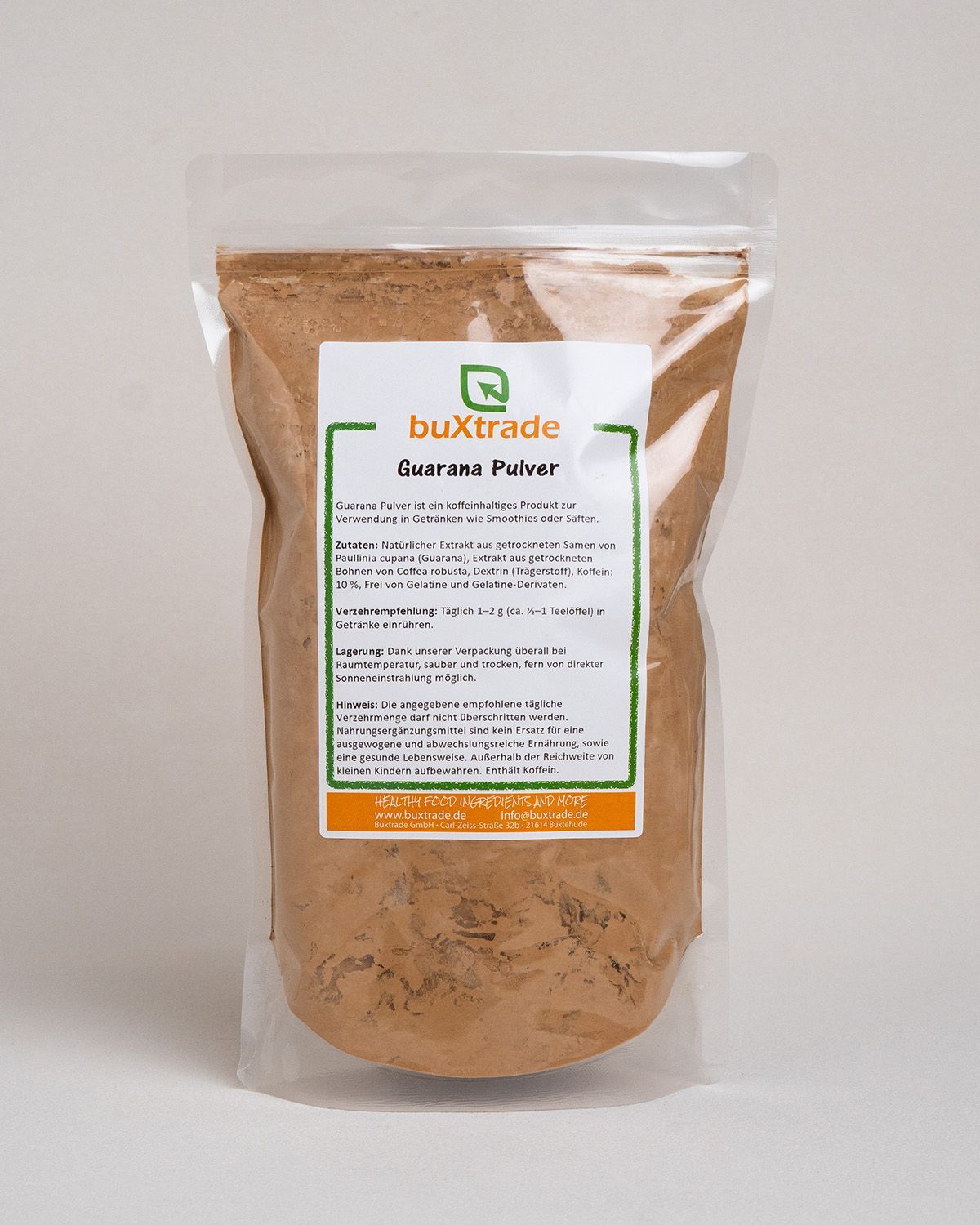 Beutel mit buXtrade Guarana-Pulver. Aufdruck mit Produktinformationen. Transparenter Beutel mit braunem Pulver gefüllt.
