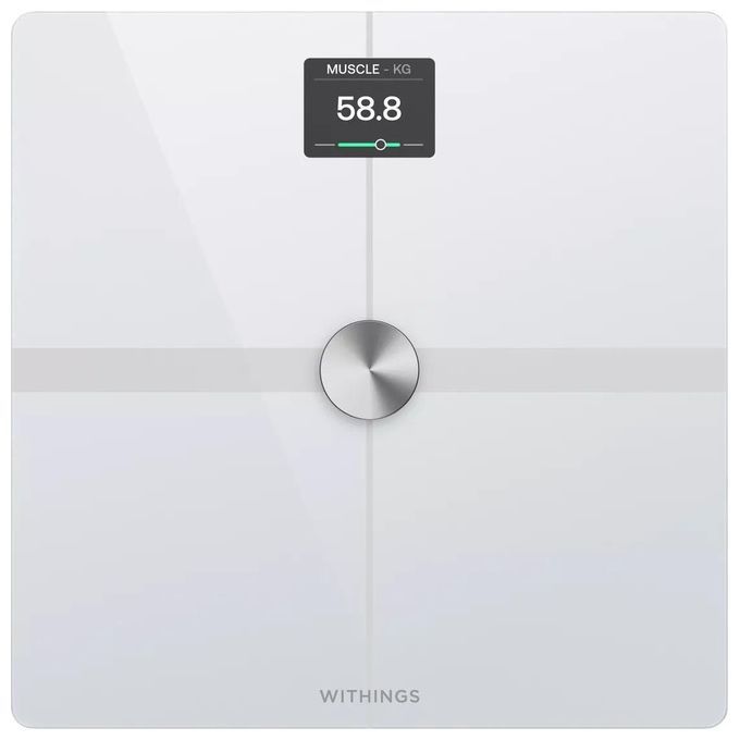 Weiße Personenwaage mit digitaler Anzeige. Zeigt Muskelmasse in kg an. Mit rundem Knopf und Withings-Logo.