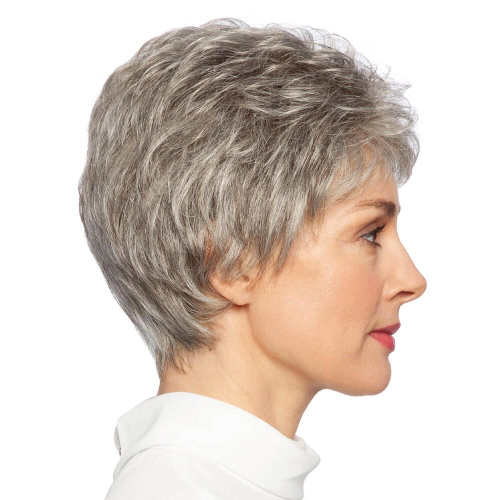 Graue Perücke, kurze Frisur, Seitenansicht einer Frau. Helle Haut, weißes Oberteil.