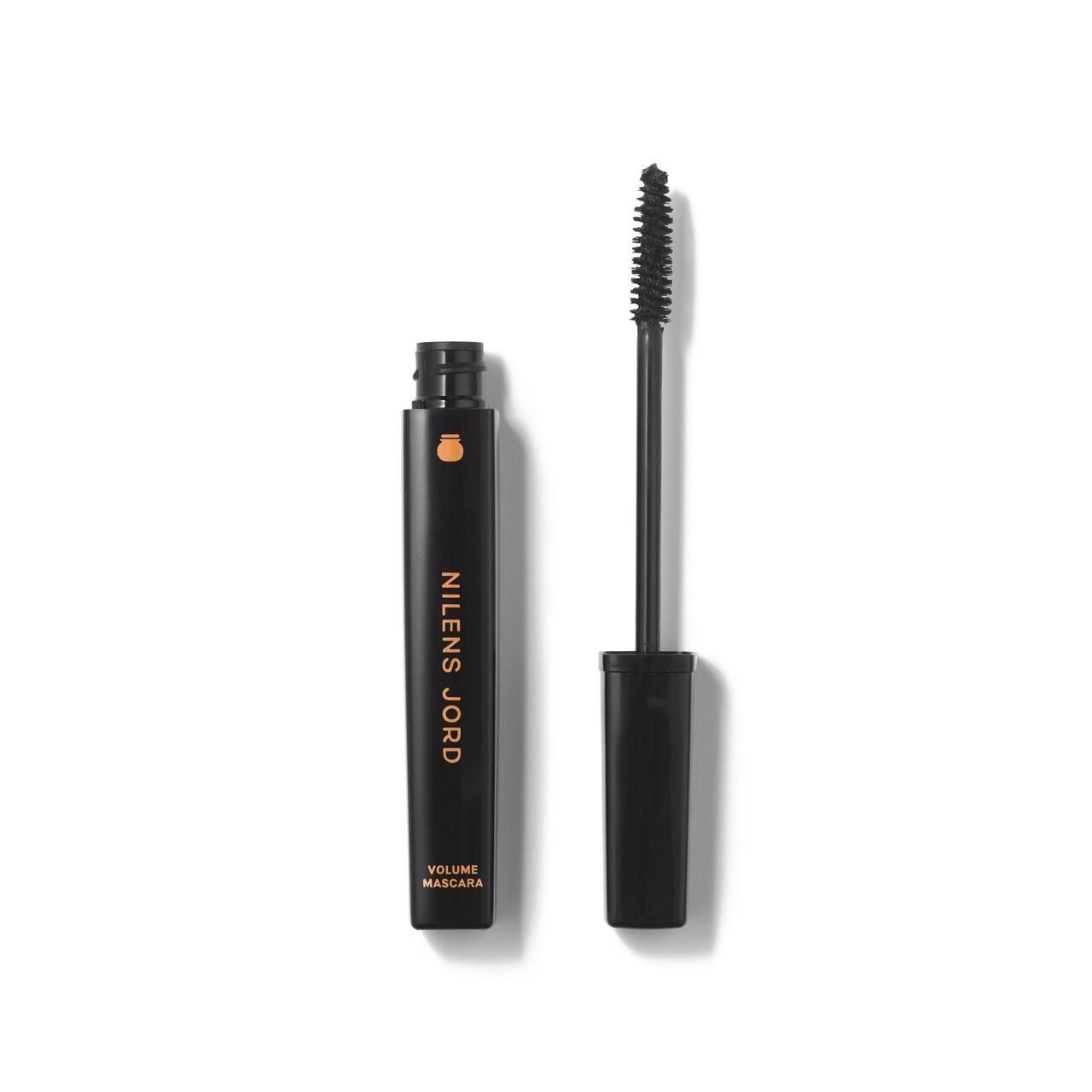 Geöffnete schwarze Mascara-Tube mit Bürste. Goldfarbener Schriftzug "NILENS JORD" und "VOLUME MASCARA".