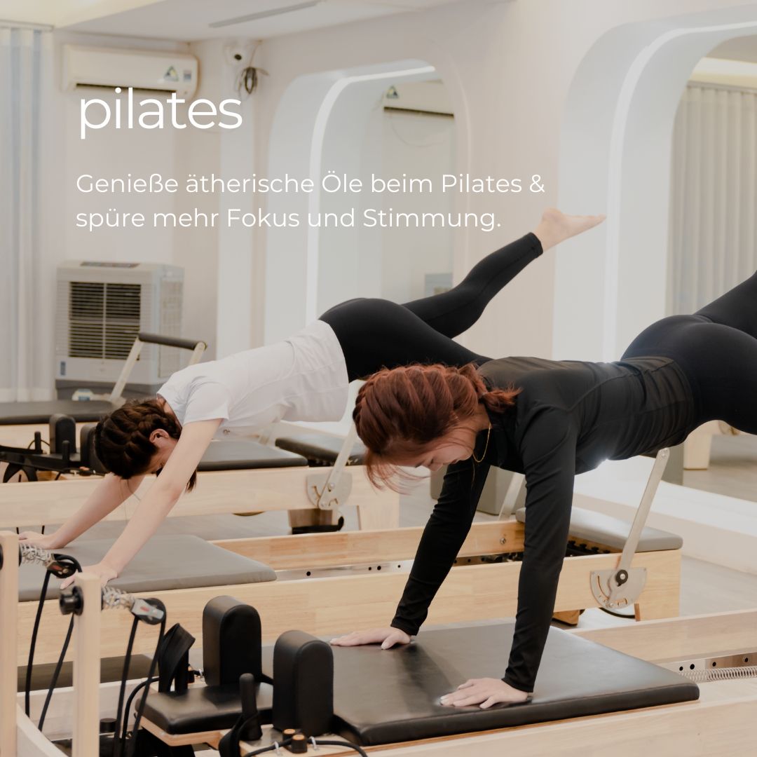 Zwei Frauen beim Pilates. Text über ätherische Öle.