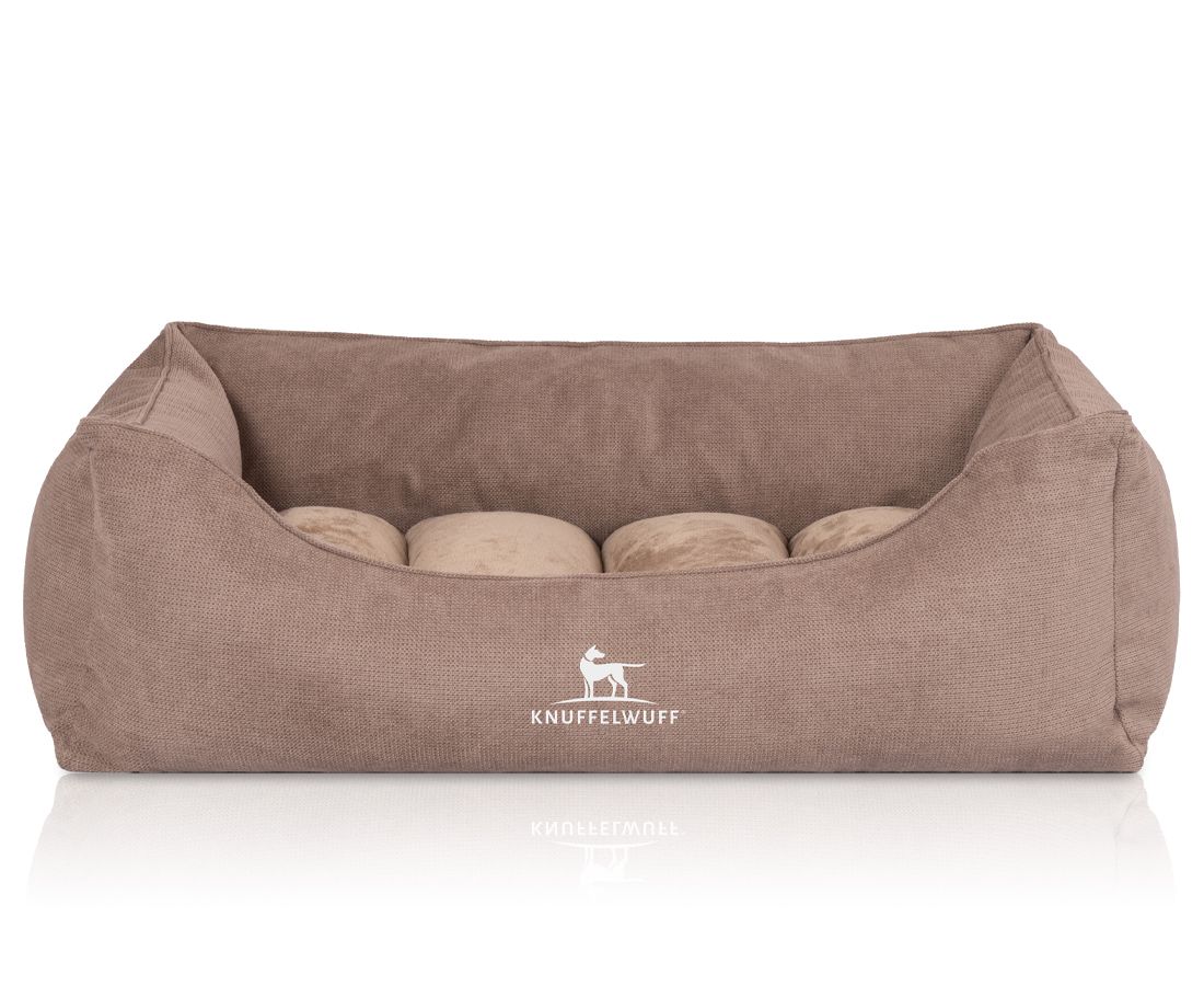 Orthopädisches Hundebett in Braun. Rechteckige Form mit erhöhten Seiten und vier Kissen. Knuffelwuff Logo.