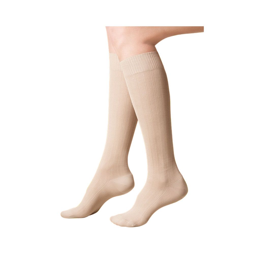 Beige Kniestrümpfe mit feinem Rippenmuster, von vorne.
