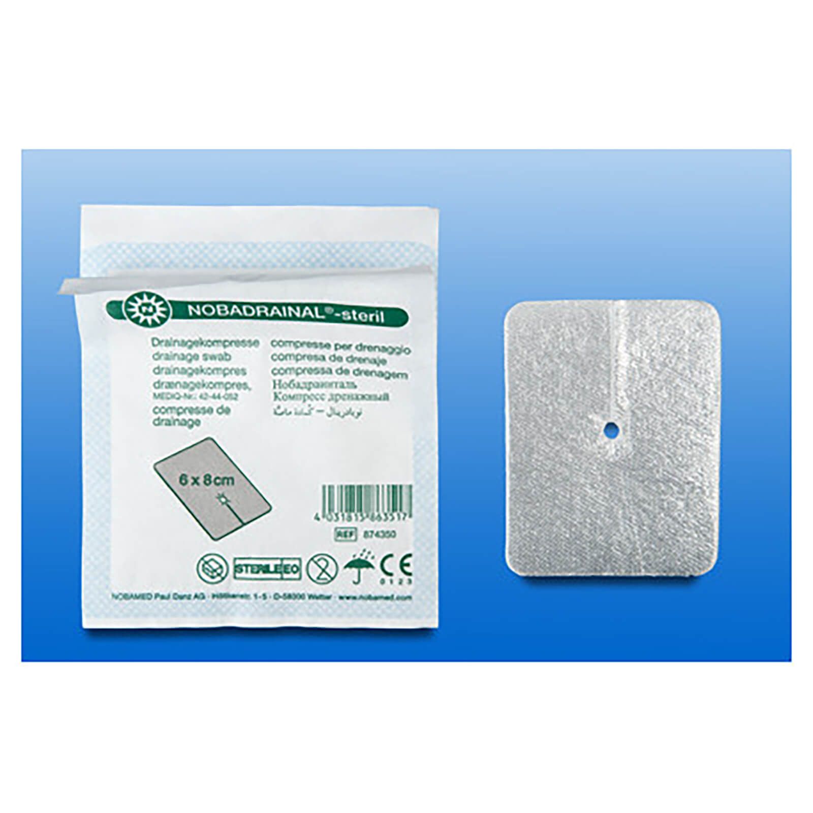 Sterile NOBADRAINAL Drainagekompresse. Einzelverpackung mit Kompresse 6x8cm. Kompresse aus silberfarbenem Material mit Loch.