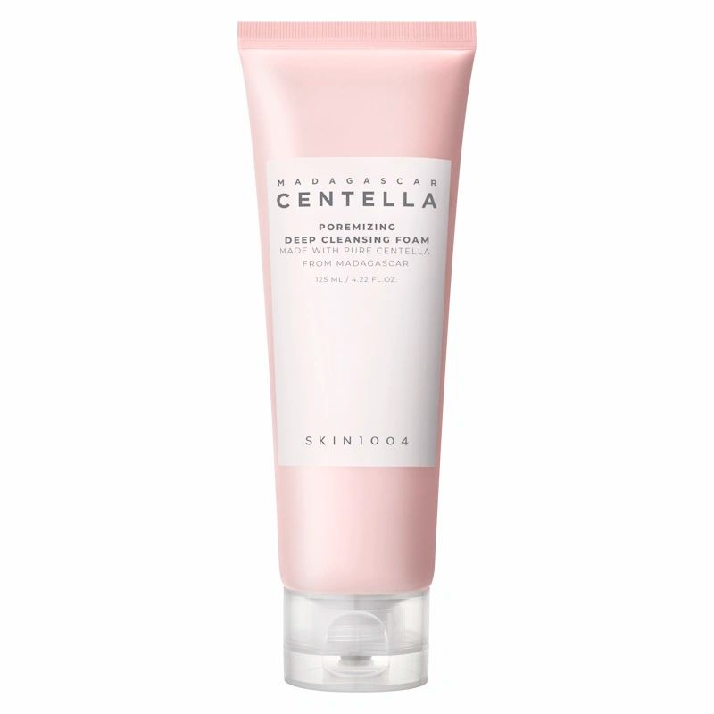 Rosa Tube mit weißem Etikett. Text: MADAGASCAR CENTELLA, Poremizing Deep Cleansing Foam. Klare Kappe. SKIN1004.