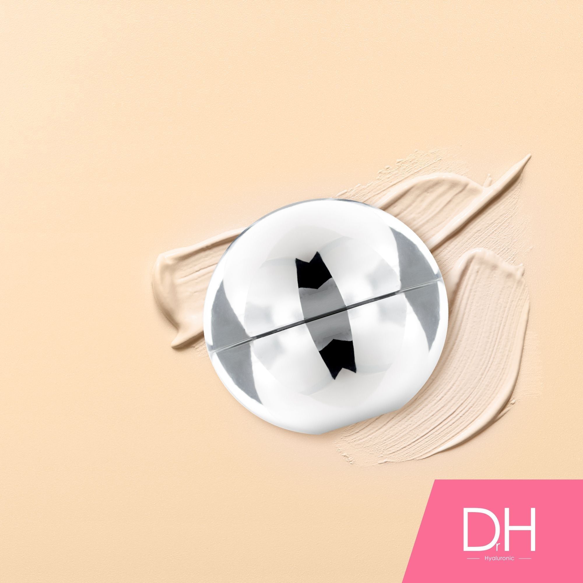 Körpercreme-Behälter auf beigefarbenem Untergrund mit Creme-Ausstrich. DH-Logo in der Ecke.
