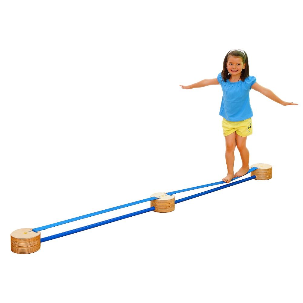 Kind steht auf blauem Gurtband, das mit Holzsockeln verbunden ist. Auf weißem Hintergrund.