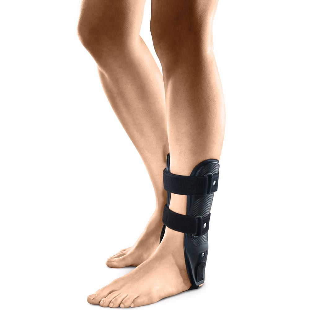 Schwarze Knöchelorthese am Bein. Zwei Klettverschlüsse, Kunststoff- und Textilmaterialien. Seitliche Ansicht, auf weißem Hintergrund.