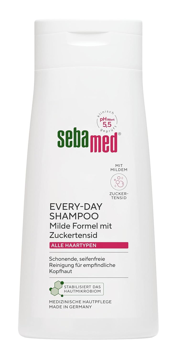 Weißes Sebamed Every-Day Shampoo. Aufschrift: pH-Wert 5,5, mild, Zuckertensid, alle Haartypen. Medizinische Hautpflege, hergestellt in Deutschland.