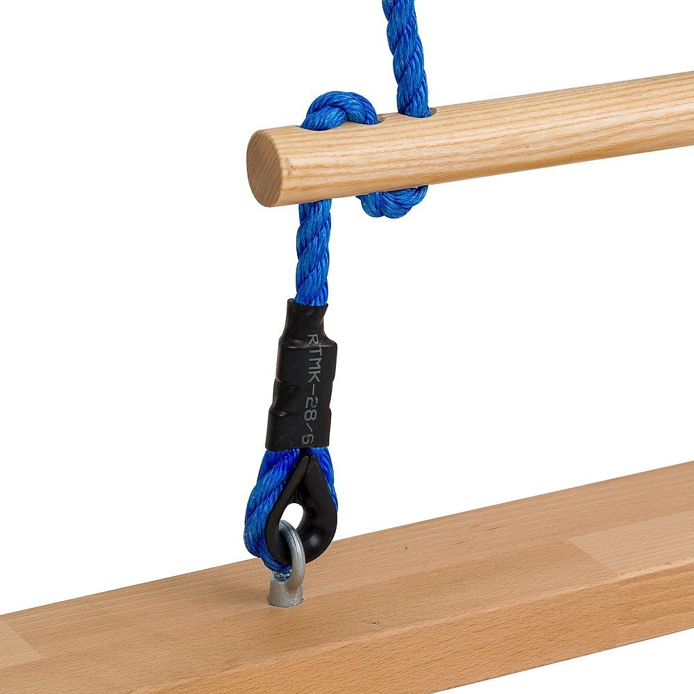 Detailansicht der Strickleiter. Blaue Seile, Holzsprossen, Metallöse. Schwarze Ummantelung mit Aufdruck. Verbindungselement.