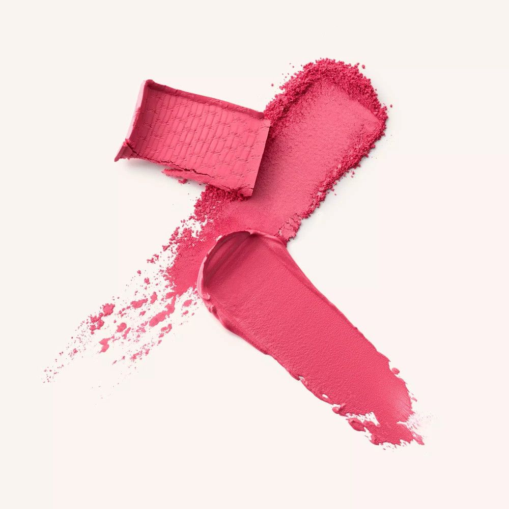 Drei Rouge-Texturen in Rosa. Creme, Puder und eine Mischung. Auf hellem Hintergrund. Texturen in Form eines X angeordnet.