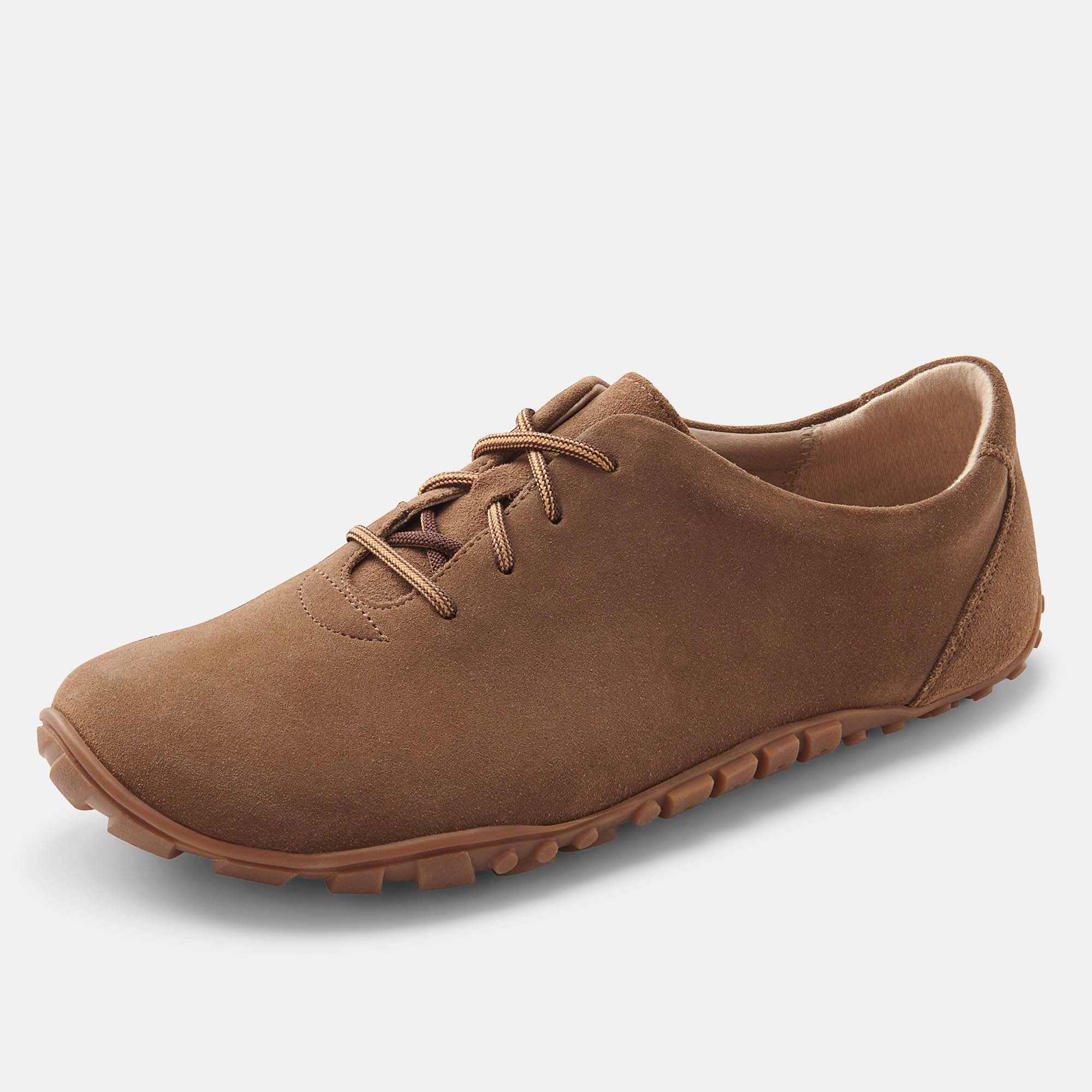 Brauner Schnürschuh. Wildleder-Obermaterial, Schnürsenkel. Sohle mit Profil. Hellgrauer Hintergrund.