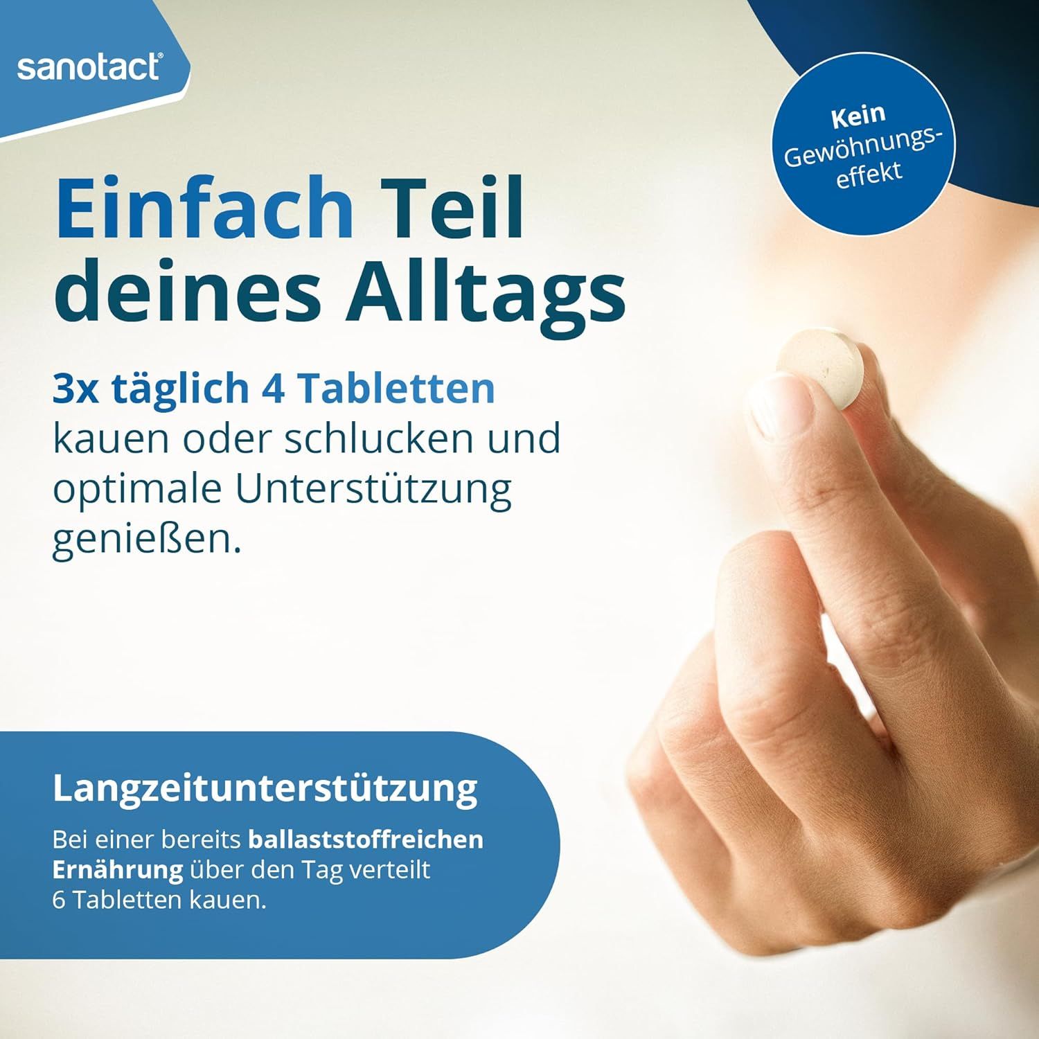 Hand hält Tablette. Text: Einfach Teil deines Alltags. 3x täglich 4 Tabletten kauen oder schlucken. Langzeitunterstützung.