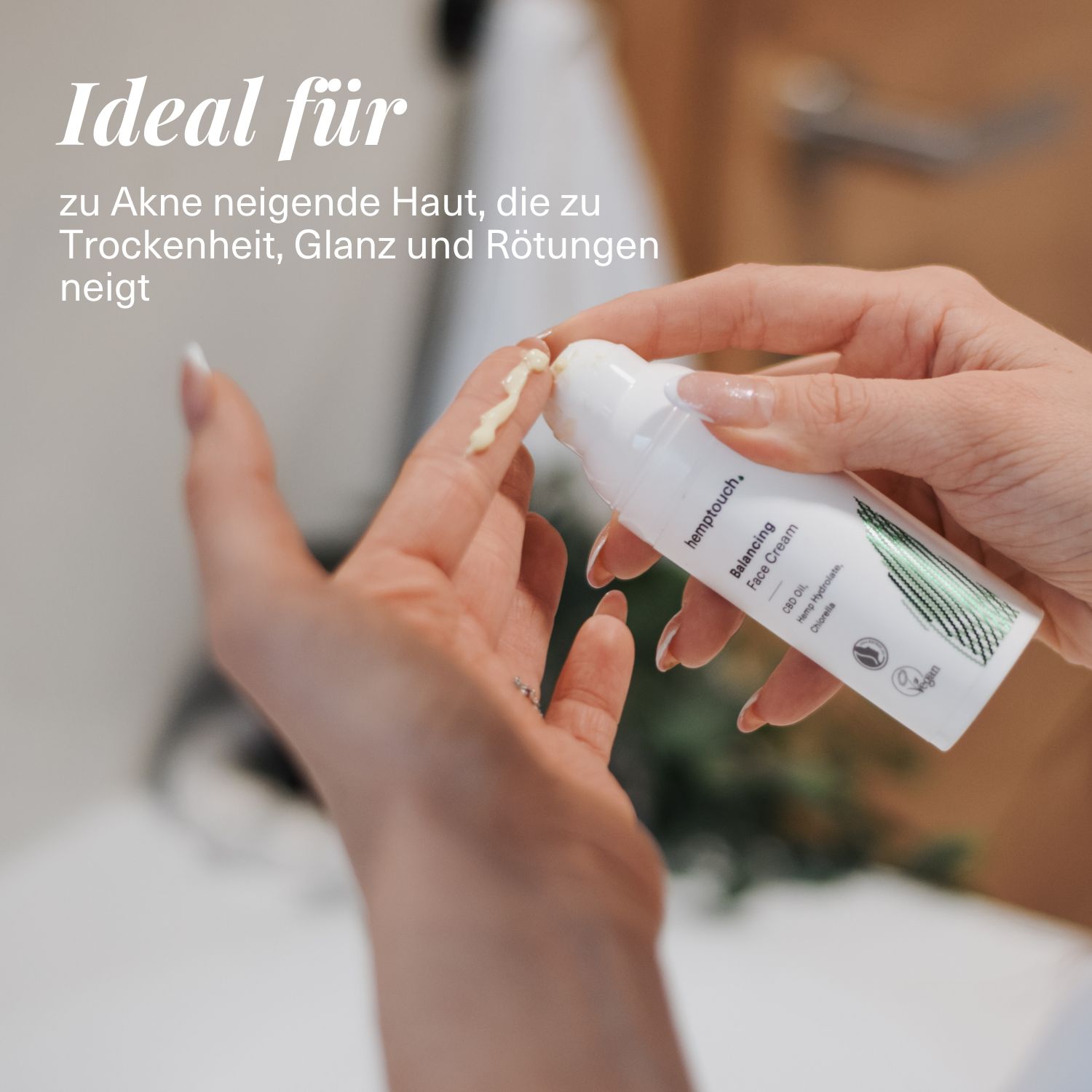 Hände mit Creme. Text: Ideal für zu Akne neigende Haut, die zu Trockenheit, Glanz und Rötungen neigt. Flasche: Hemptouch, Balancing Face Cream.