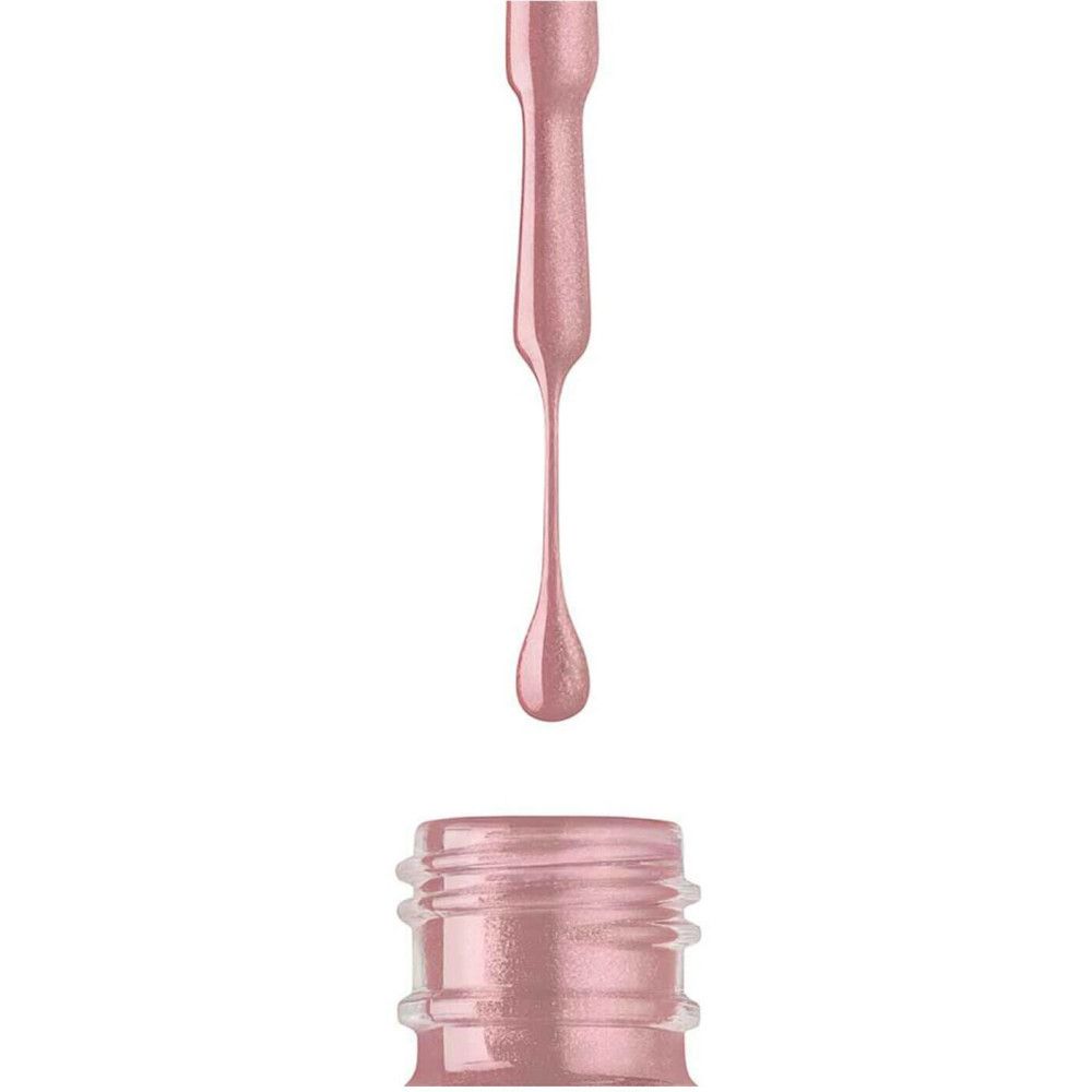 Nagellack, rosa. Pinsel mit Tropfen über Flasche. Flasche mit geriffeltem Hals.