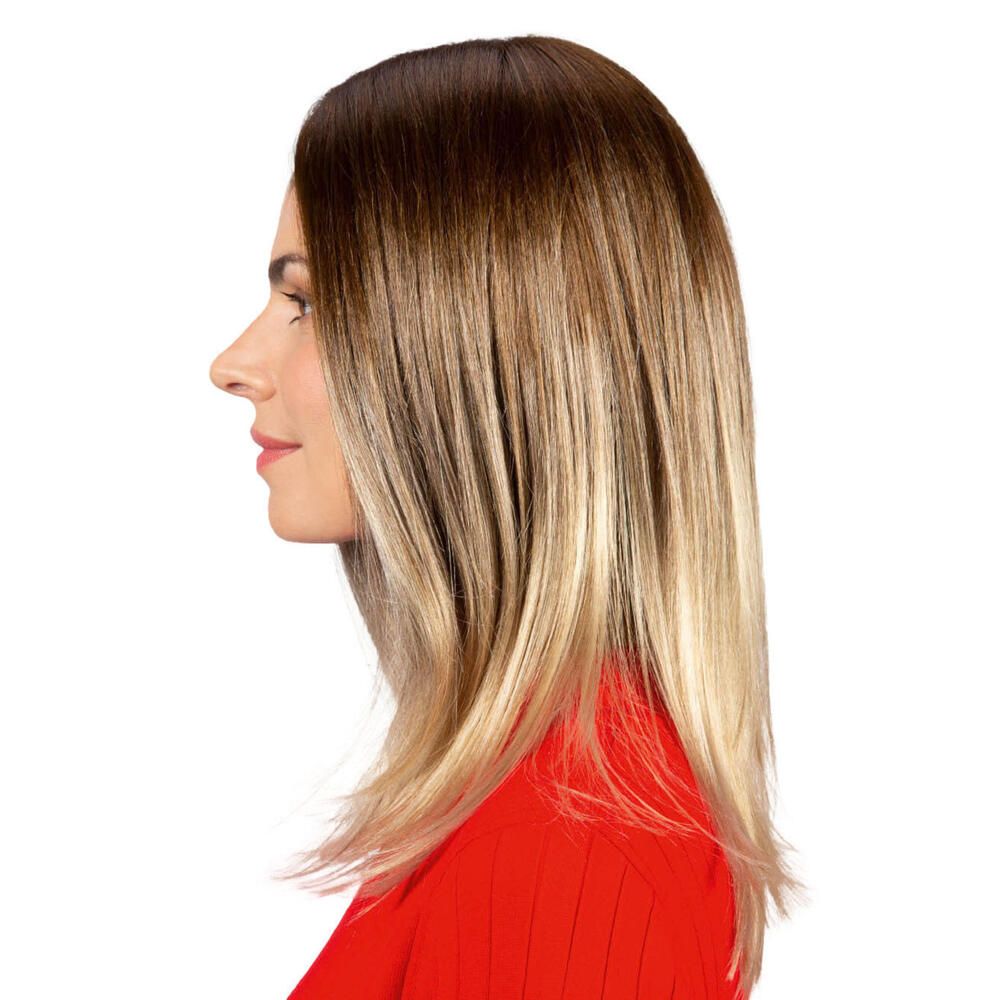 Perücke Filippa von trendhair. Mittellanges Haar, braun mit blonden Spitzen. Frau trägt rotes Oberteil. Seitenansicht.