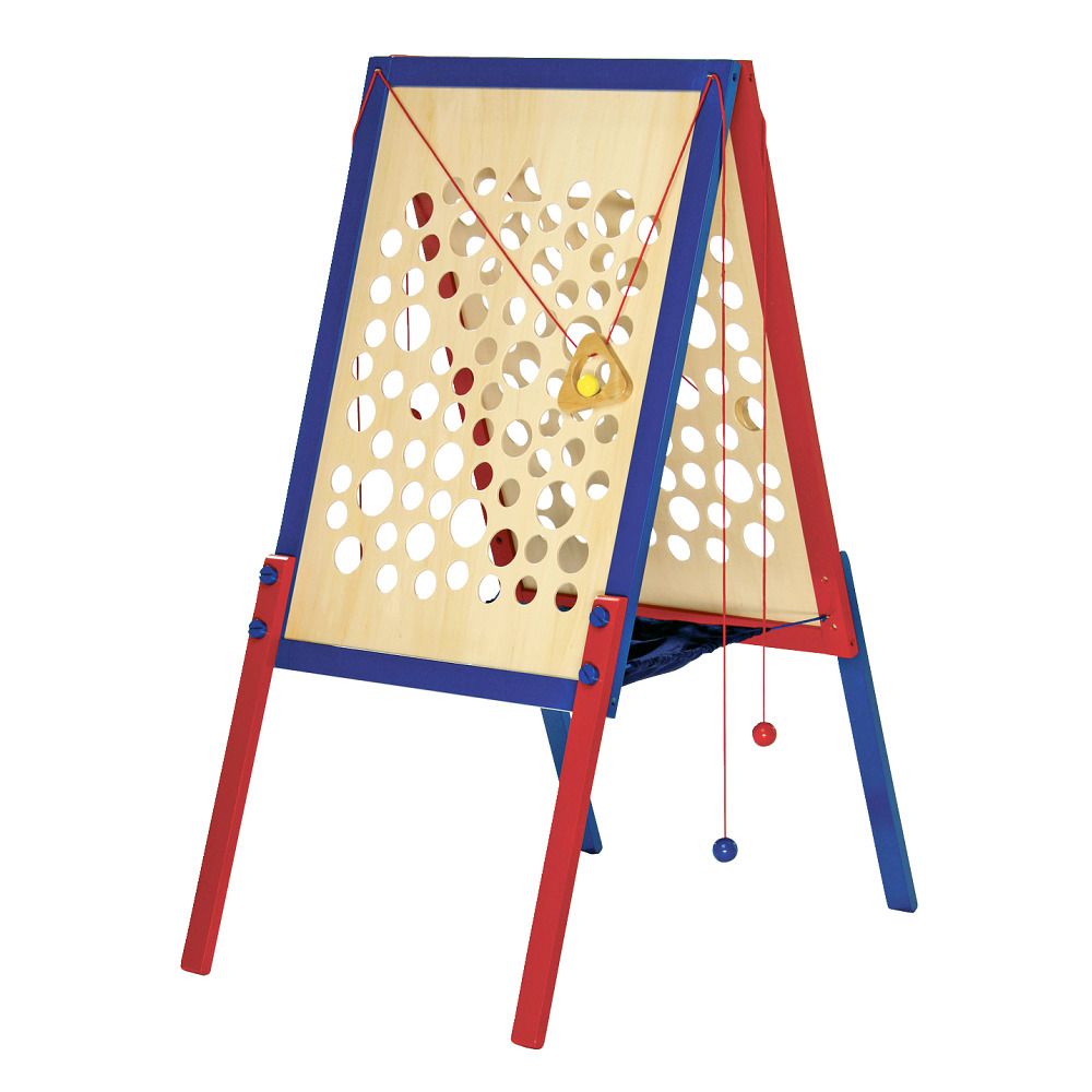 A-förmiges Holzspielgerät mit Löchern. Rote und blaue Elemente. Hängende Kugeln und ein Dreieck.