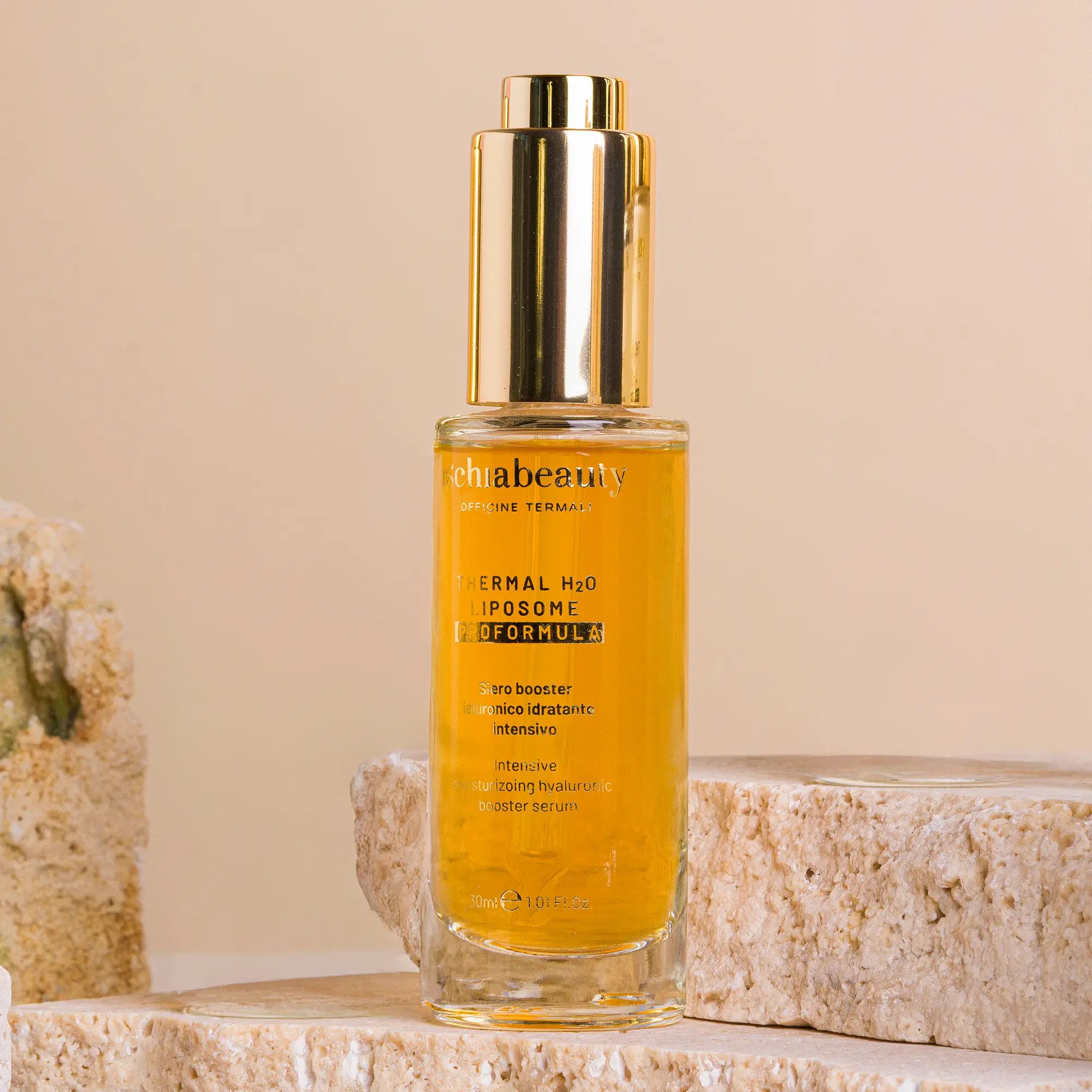 Glasflasche mit goldfarbenem Deckel. Aufschrift: ischiabeauty, Thermal H2O Liposome Proformula, Siero booster ialuronico idratante intensivo.