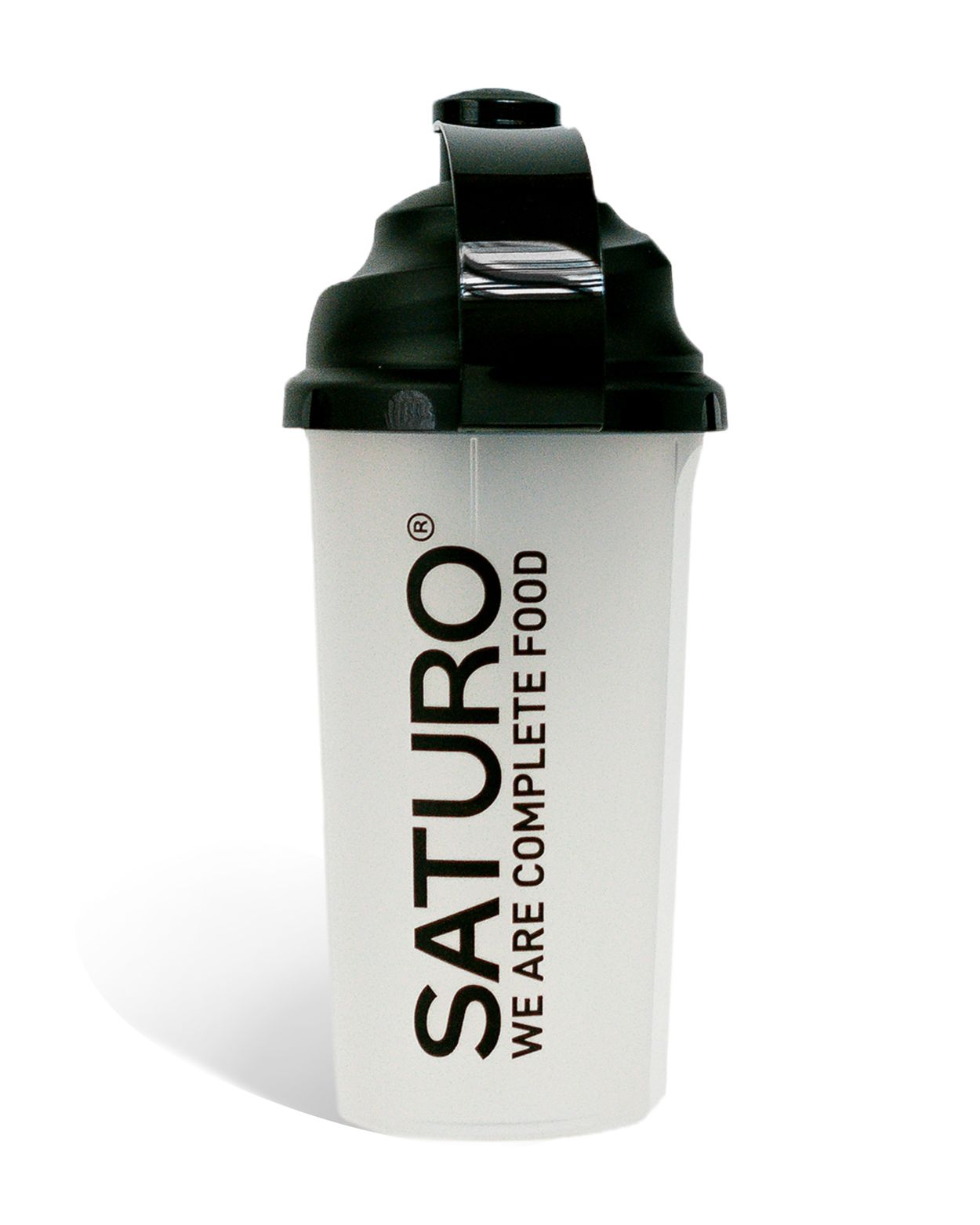 Weißer Shaker mit schwarzem Deckel. Aufschrift SATURO und WE ARE COMPLETE FOOD. Mit Tragegriff.