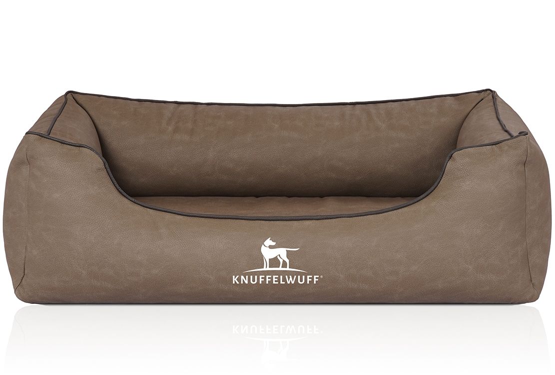 Orthopädisches Hundebett, braun, rechteckig mit erhöhten Seiten. Logo: Knuffelwuff. Dunkle Kontrastnaht.
