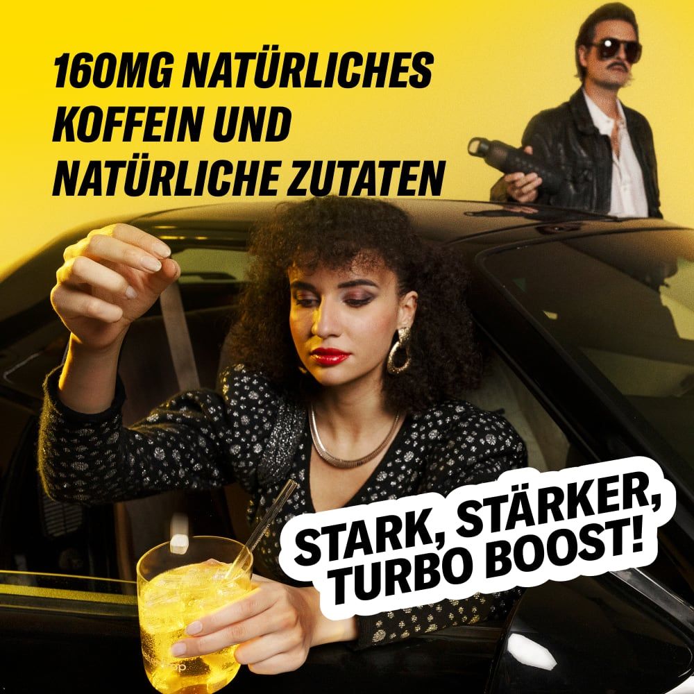 Frau im Auto hält Glas mit Getränk. Text: 160mg natürliches Koffein und natürliche Zutaten. Stark, stärker, Turbo Boost!